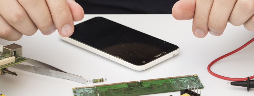 Ilustración de manos reparando dispositivo con componentes electrónicos.