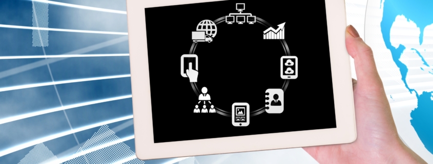 Ilustración de una Tablet con íconos conectados en fondo tecnológico.