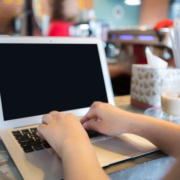 mujer usando un portatil en una cafeteria