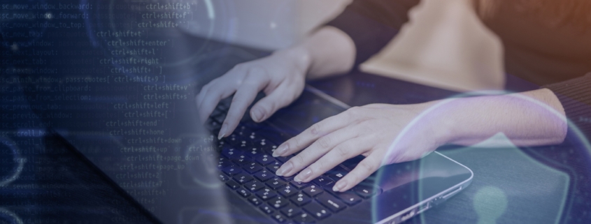 mujer trabajando en un portátil