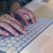 mujer con un teclado en braile