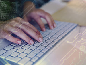 mujer con un teclado en braile