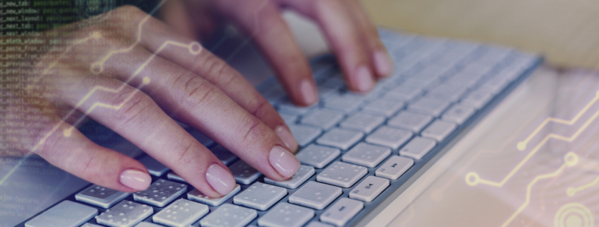 mujer con un teclado en braile